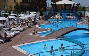 a group of people in a swimming pool at Apartament Militari Residence in Roşu