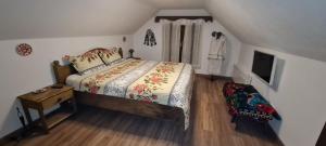 una piccola camera con letto e televisore di Acul în carul cu fan a Pădurenii