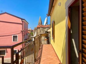 - un balcon donnant sur une rue avec des bâtiments dans l'établissement Relax house near Croatia, à Piran