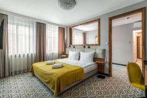 Pokój hotelowy z łóżkiem i lustrem w obiekcie No.23 Premium Aparthotel w Krakowie