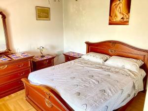 1 dormitorio con 1 cama de madera y 2 mesitas de noche en Relax house near Croatia, en Piran