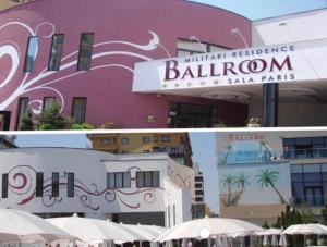 a building with umbrellas in front of a hotel at Apartament Militari Residence in Roşu
