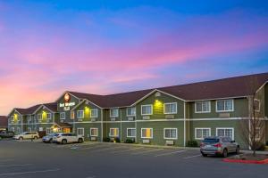 a hotel with cars parked in a parking lot at Best Western Plus The Inn at Horse Heaven in Prosser