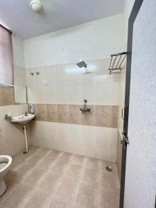 een badkamer met een toilet en een wastafel bij Hotel Grand Mala in Jaipur