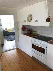 uma cozinha com um fogão e uma bancada em Malghults Gård em Kristdala