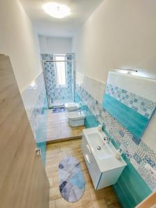 bagno con 2 servizi igienici e lavandino di Metro Guest House a Napoli