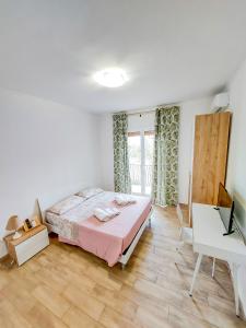 1 dormitorio con cama, escritorio y ventana en Metro Guest House, en Nápoles