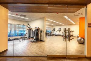 een fitnessruimte met een grote glazen wand bij EVEN Hotels Sarasota-Lakewood Ranch, an IHG Hotel in Sarasota