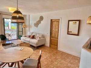 uma sala de estar com um sofá e uma mesa em Casa La Aguanosa con piscina y vistas al mar em Frigiliana