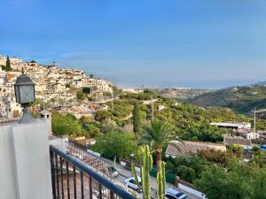 Blick auf eine Stadt mit Häusern auf einem Hügel in der Unterkunft Casa La Aguanosa con piscina y vistas al mar in Frigiliana