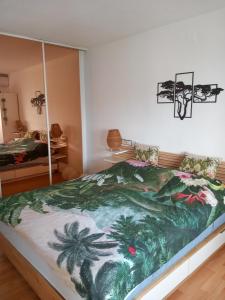a bedroom with a bed with a green blanket at La casa de Leones in Peniscola