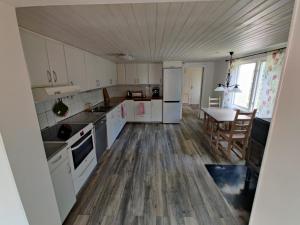 Kuchyň nebo kuchyňský kout v ubytování Ferienhaus in Lönneberga + 10 fotografií