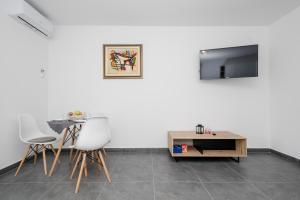 Televízia a/alebo spoločenská miestnosť v ubytovaní Mariva Apartments