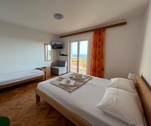 - une chambre avec un grand lit et une fenêtre dans l'établissement Apartmani "Nikola" Seaview - Ivan Dolac, Hvar, à Ivan Dolac