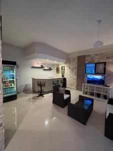 En TV eller et underholdningssystem på Bayram Hotel