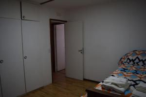ein Schlafzimmer mit einem Bett und zwei Kleiderschränken in der Unterkunft Silvia's house in Ushuaia