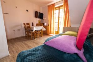 1 dormitorio con 1 cama y 1 mesa con sillas en Apartma Trobentica 15 in 3 Moravske Toplice, en Moravske Toplice