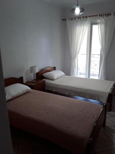 Postel nebo postele na pokoji v ubytování Theros Apartment