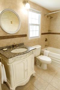 y baño con lavabo, aseo y espejo. en Willowbank Resort, en Somerset