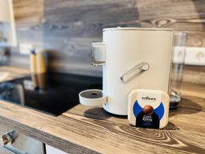 a food processor sitting on top of a counter at Apartment für 4 Aalen Zentrum Netflix 300 Mbit Wlan in Aalen