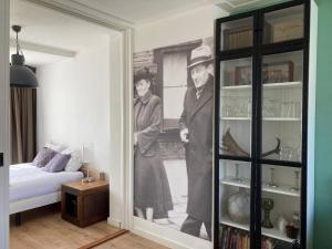 a room with a picture of a man and a woman at Bij Frits in Zandvoort
