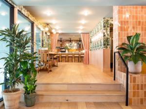 a hallway with plants and a dining room at Palihotel Hollywood near Universal Studios in Los Angeles