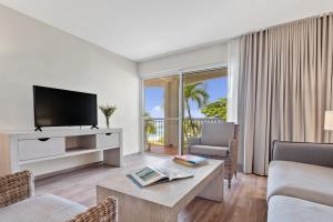 TV a/nebo společenská místnost v ubytování Grand Case Beach Club