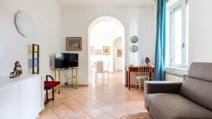 a living room with a couch and a television at Villa Grace in La Spezia