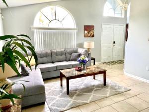 uma sala de estar com um sofá e uma mesa em Fabulous 4 Bedrooms Villa with Private Pool 15 Min to Disney em Davenport