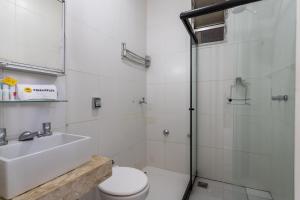 a bathroom with a toilet and a sink and a shower at Conforto em Ipanema - 2 quadras da praia - VP604 Z1 in Rio de Janeiro