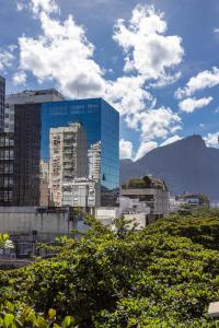 una ciudad con edificios altos con montañas en el fondo en Conforto em Ipanema - 2 quadras da praia - VP604 Z1, en Río de Janeiro
