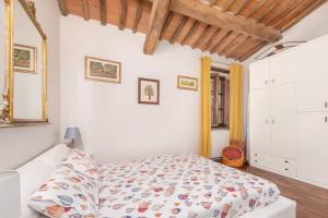 um quarto branco com uma cama e um tecto de madeira em Uno spazio di Relax in Toscana em Buti