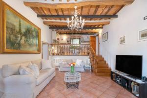 Buti的住宿－Uno spazio di Relax in Toscana，客厅配有白色沙发和电视