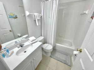 uma casa de banho com um lavatório, um WC e um chuveiro em Fabulous 4 Bedrooms Villa with Private Pool 15 Min to Disney em Davenport