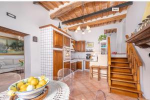 a kitchen with a table with a bowl of fruit at Uno spazio di Relax in Toscana in Buti