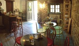 comedor con mesas y sillas y cocina en Tipi du centre UnisVers, en Peyrat-le-Château
