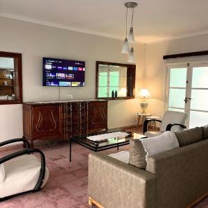 ein Wohnzimmer mit Sofa und Fernseher in der Unterkunft Vivi San Rafael, centrico, con cochera in San Rafael