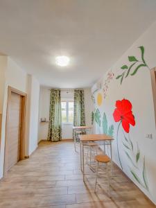 une salle à manger avec une table et une fresque murale fleurie. dans l'établissement Metro Guest House, à Naples