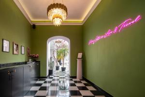 een restaurant met groene muren en een bord aan de muur bij HOLT Hotel De Mi Independencia King Room in Oaxaca City