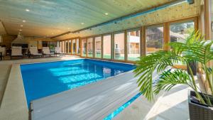 a swimming pool in the middle of a house at Apartman DAVID sa unutarnjim bazenom in Brod Moravice