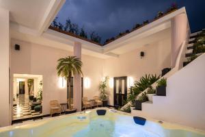 a house with a hot tub in the middle at HOLT Hotel De Mi Independencia King Room in Oaxaca City