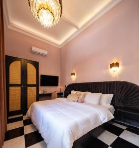 HOLT Hotel De Mi Independencia King Room tesisinde bir odada yatak veya yataklar