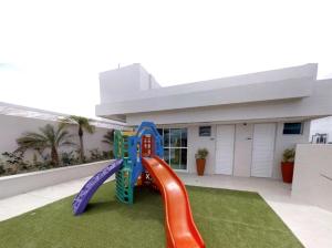 un toboggan devant une maison dans l'établissement Flat na Praia do Bessa Atlântico Norte 303, à João Pessoa