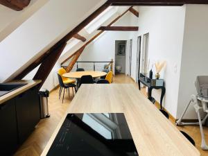 Il comprend une cuisine et une salle à manger avec une table en bois. dans l'établissement Élégant T4 Centre Reims/Parking Privé, à Reims