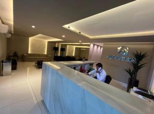 un homme assis à un bar dans un restaurant dans l'établissement Flat na Praia do Bessa Atlântico Norte 303, à João Pessoa 59 autres photos