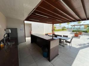 une cuisine avec un comptoir, une table et des chaises dans l'établissement Flat na Praia do Bessa Atlântico Norte 303, à João Pessoa