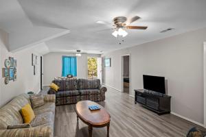 a living room with a couch and a tv at Axtons Bass City Resort in Emory