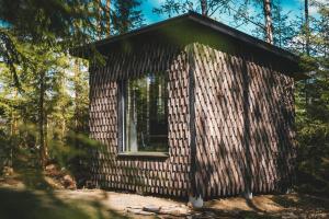 un piccolo edificio in mezzo a una foresta di Venejoen Piilo - Lato a Kontiolahti