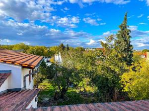 a view from the roof of a house at Herzensort - idyllisches Gästehaus für 2 im Garten in Rödermark