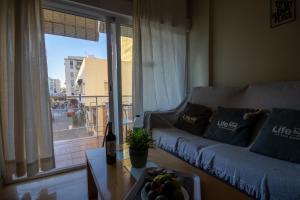 uma sala de estar com um sofá e uma janela em Apartamento La Traiña em Torre del Mar